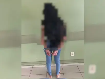 Mãe é presa por maus-tratos contra filho autista que vivia isolado