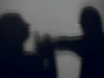 Casal é espancado por 20 homens após defender vítima de agressão