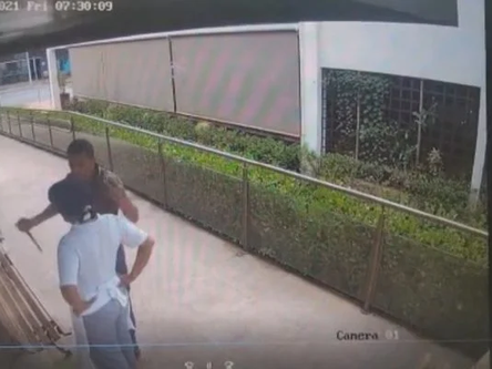 Homem procura ex-mulher no trabalho e a ataca com golpes de facão