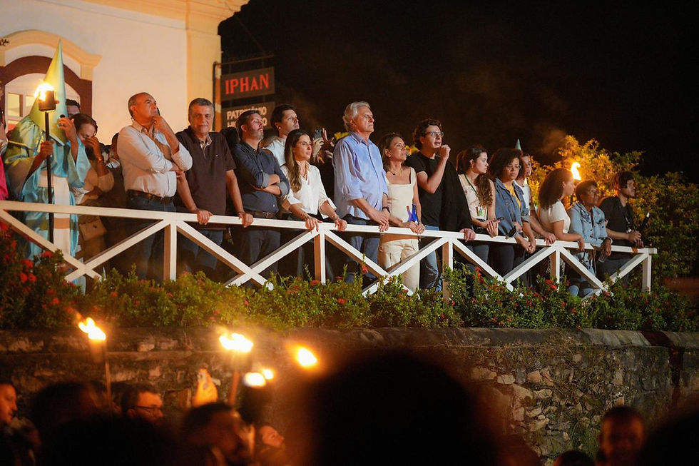 Ronaldo e Gracinha Caiado acompanham Procissão do Fogaréu na cidade de Goiás: celebração cristã reúne milhares de devotos, turistas e moradores da cidade (Foto: Hegon Corrêa e Júnior Guimarães)