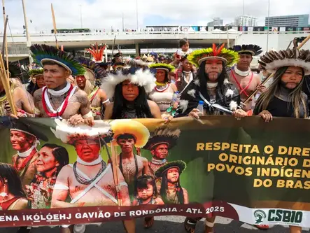 Indígenas lotam plenário da Câmara em sessão que exalta mobilização