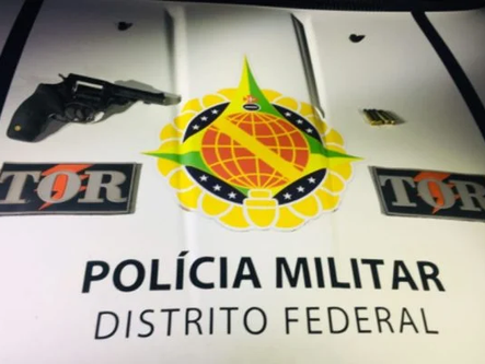 Bêbado, sem habilitação e armado, homem fura blitz no DF e termina preso