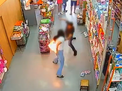 Celular explode no bolso de mulher que fazia compras