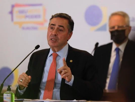 Barroso reage a Bolsonaro: atuar para “impedir” a eleição é crime de responsabilidade