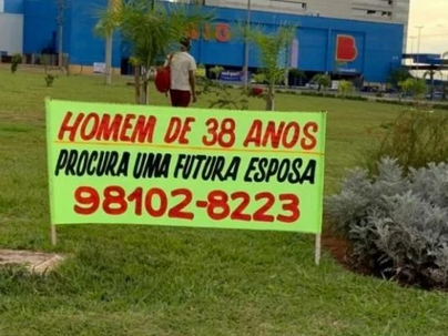 Cansado de apps de namoro, homem estende faixa: “Procura-se esposa”