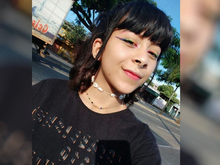 Mãe de jovem achada morta em mata faz ato para homenagear filha, mas não entra no quarto