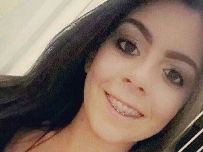 Mãe coloca outdoor para achar filha que sumiu há quatro anos após pegar carona com padrasto