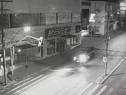 Rapaz dá voadora em viatura da PM e é preso.