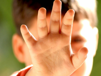 Criança é torturada pelo padrasto e obrigada a passar por cirurgia