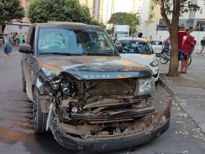 Adolescente dirige carro do pai, não para em cruzamento e atinge outro veículo em Goiás