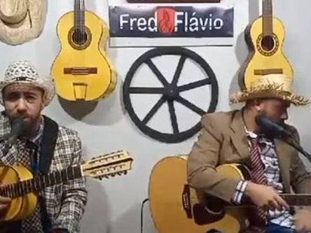 Cantor sertanejo morre horas depois de fazer live em rede social