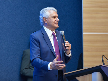 Caiado assina licitação para pavimentar BR-030 até a Bahia