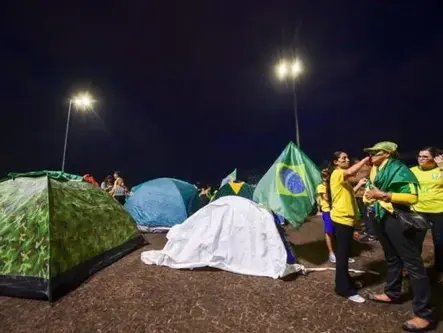 Bolsonaristas fazem vigília e preparam ato nesta 4ª em frente ao QG do Exército
