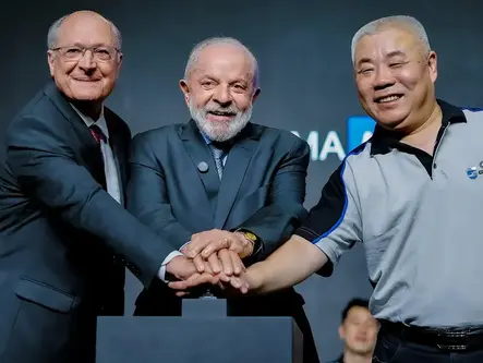 Em inauguração de montadora, Lula defende relação comercial com China