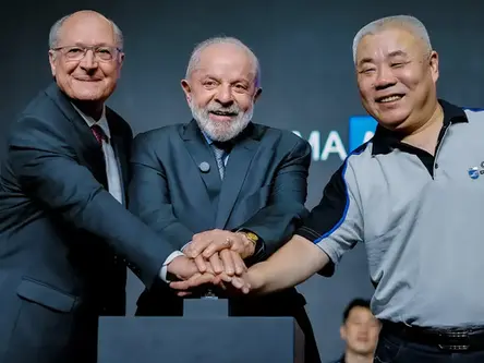 Em inauguração de montadora, Lula defende relação comercial com China