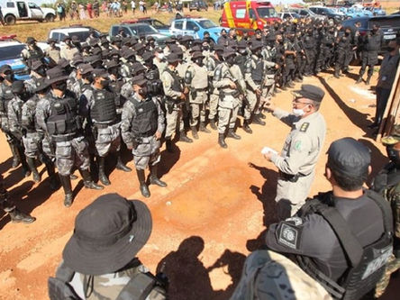 Após Ibaneis falar que Lázaro faz polícias 'quase como bobas', Caiado rebate