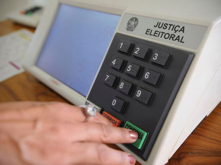 ‘Guerra’ entre empresas ameaça compra de novas urnas do TSE