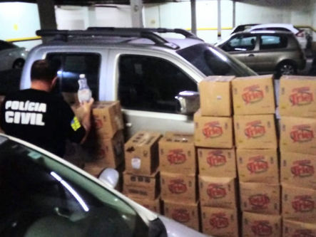 Polícia Civil apreende 86 caixas de álcool gel armazenadas em garagem de prédio, em Goiânia