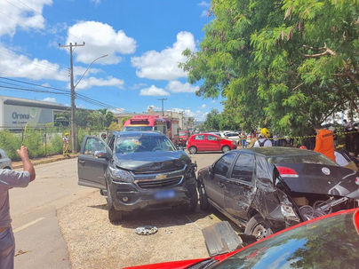 Motorista da Embaixada do Kuwait morre após passar mal e bater em carros estacionados no DF