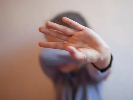 Madrasta é condenada por torturar e dar cerveja para menino autista