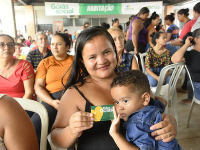 Beneficiárias do programa Mães de Goiás agora recebem R$ 300 mensais