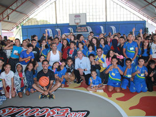 ESPORTE NAS ESCOLAS: Prefeitura entrega quadra revitalizada nos Pinheiros