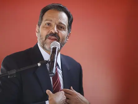 Justiça absolve Agnelo em ação de improbidade em construção de estádio