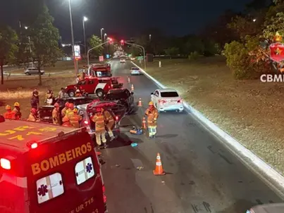 Colisão com três carros deixa duas pessoas feridas na Asa Sul
