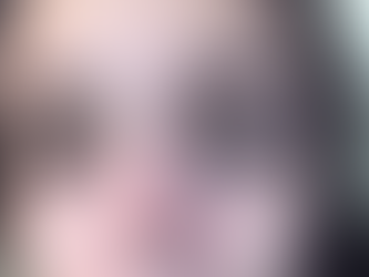 Influencer do TikTok quase fica cega ao fazer alongamento de cílios