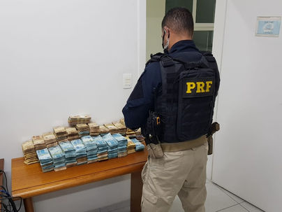 Polícia Rodoviária Federal apreende quase R$ 1 milhão em Audi na Dutra em Pinda