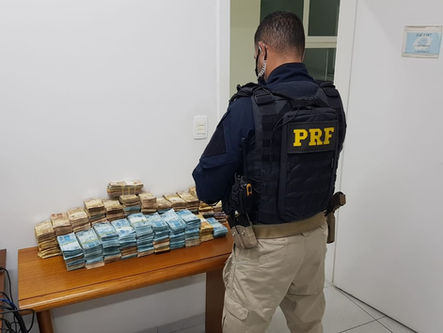 Polícia Rodoviária Federal apreende quase R$ 1 milhão em Audi na Dutra em Pinda