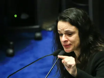 Janaina Paschoal cobra que Bolsonaro explique viagem aos EUA a apoiadores