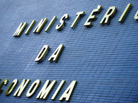 Ministério pede avanço de reformas para manter fábricas no país