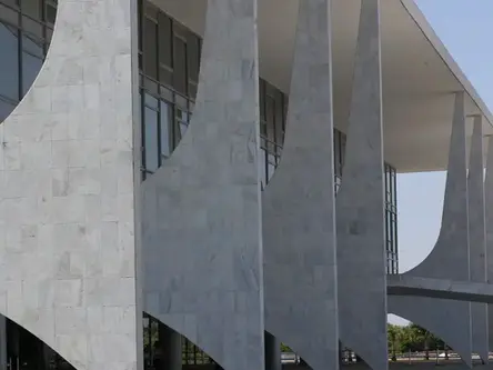 Lula sanciona com vetos renegociação das dívidas dos estados