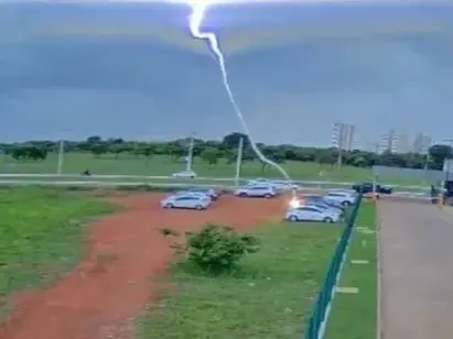 Raio atinge carro em estacionamento da Assembleia Legislativa de Goiás