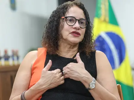 Vacina brasileira de covid fortalece ciência e país, diz ministra