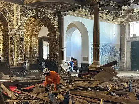 Desabamento de teto de igreja histórica causa morte de jovem