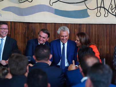 Caiado participa de encontro com prefeitos no comitê de Bolsonaro