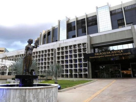 Justiça reduz carga horária de policial civil com filha autista em GO