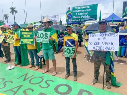 “Patriotas” se revoltam com influencer e programam ceia de Natal no QG