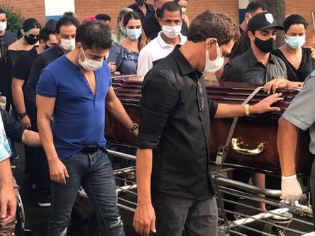 Zezé Di Camargo chora e canta ao lado de Felipe Araújo na missa em homenagem ao pai, Seu Francisco