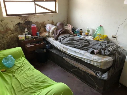 Urina, fezes e fome: idoso é abandonado por família em casa no DF