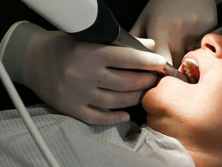 Falso dentista é flagrado realizando tratamentos odontológicos no DF