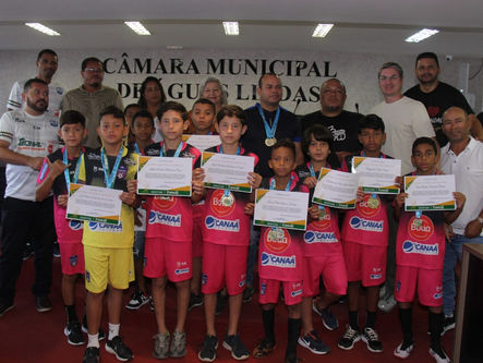 Campeões da categoria sub-11 da Tacinha Goiás são homenageados na Câmara Municipal