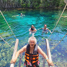 Abuela entrando a el cenote xunan ha