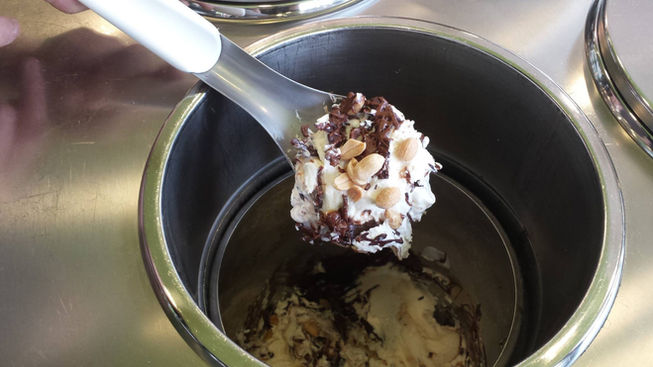 Gelato con cioccolato e arachidi