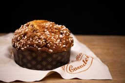 Panettone classico su tavolo