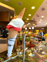 Cono gelato con yogurt e fragola