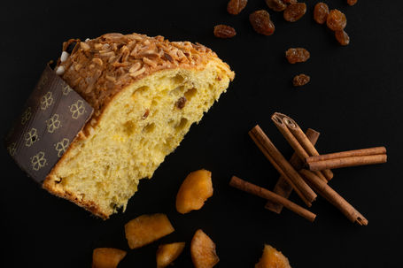 Fettadi panettone con uvetta, cannella e pera