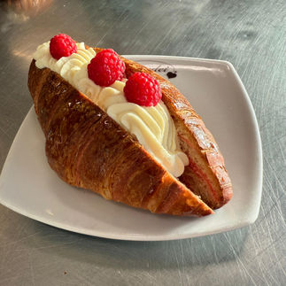 Brioche con chantilly e lamponi